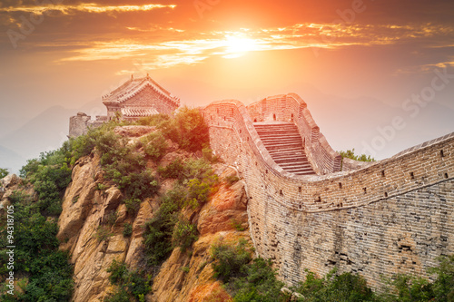 Fototapeta Velká čínská zeď pod slunci při západu slunce, v Pekingu, Čína