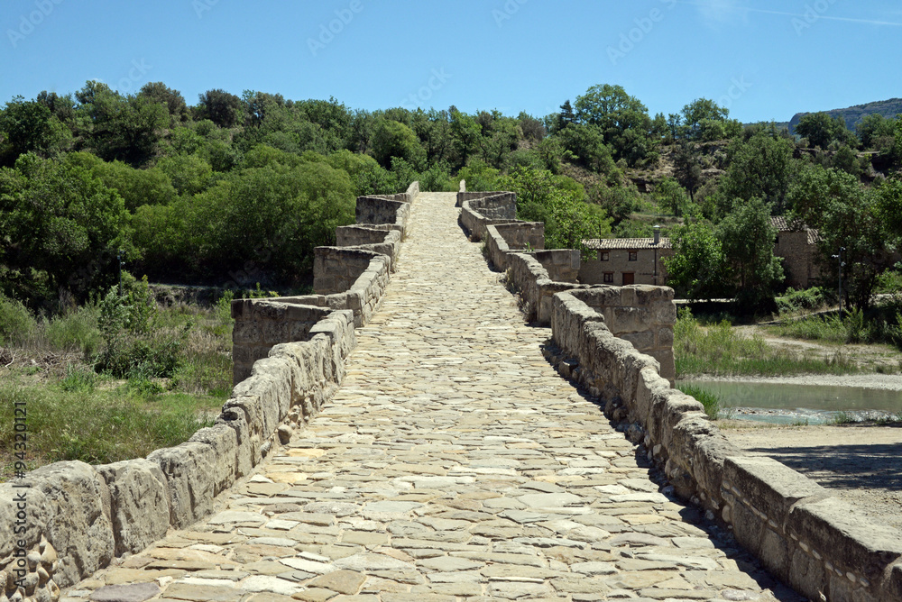 auf der alten Römerbrücke über den Rio Isabena Aragon