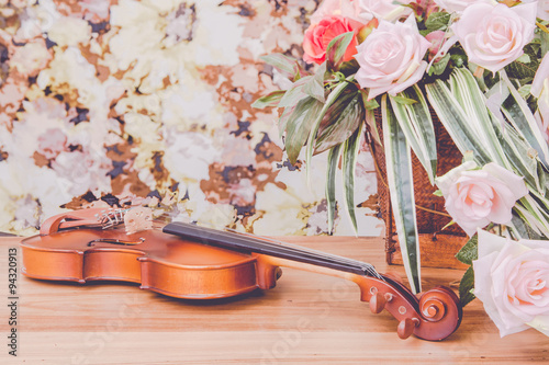 Fototapeta Naklejka Na Ścianę i Meble -  Violin and rose with vintage style