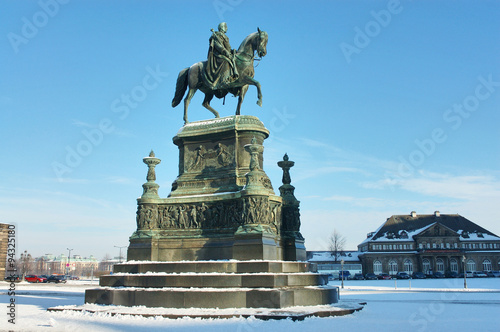 Зимний Дрезден. Статуя короля Джона