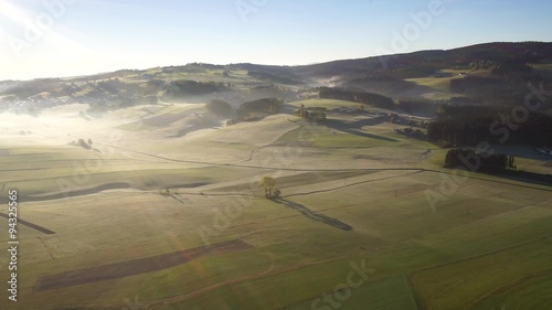 Luftbildaufnahme am Morgen gegen die Sonne