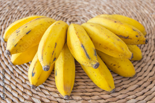  main de petites bananes mûres, île de la Réunion  photo