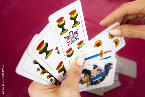 donna che gioca a briscola con carte piacentine photo