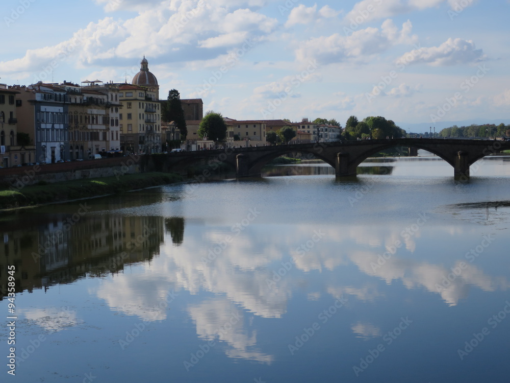 Blick von der Ponte Vecchio auf den Arno