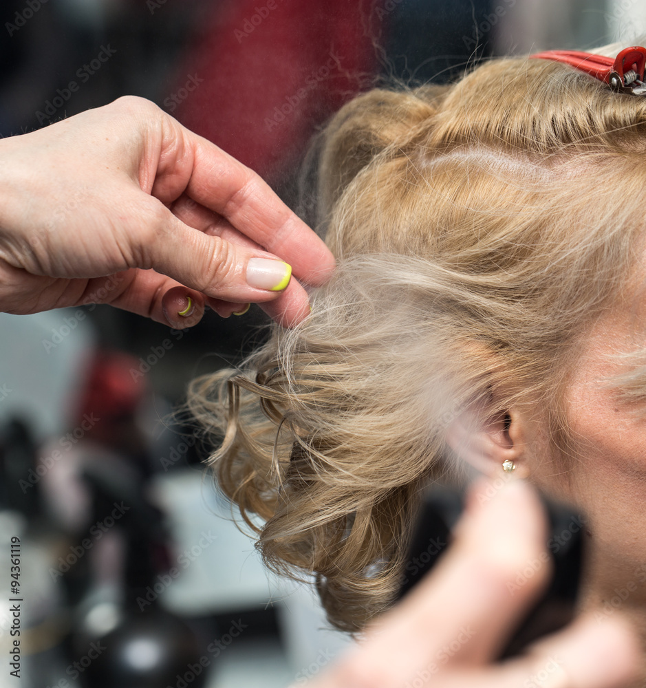 Obraz premium wrap curling hair in a beauty salon