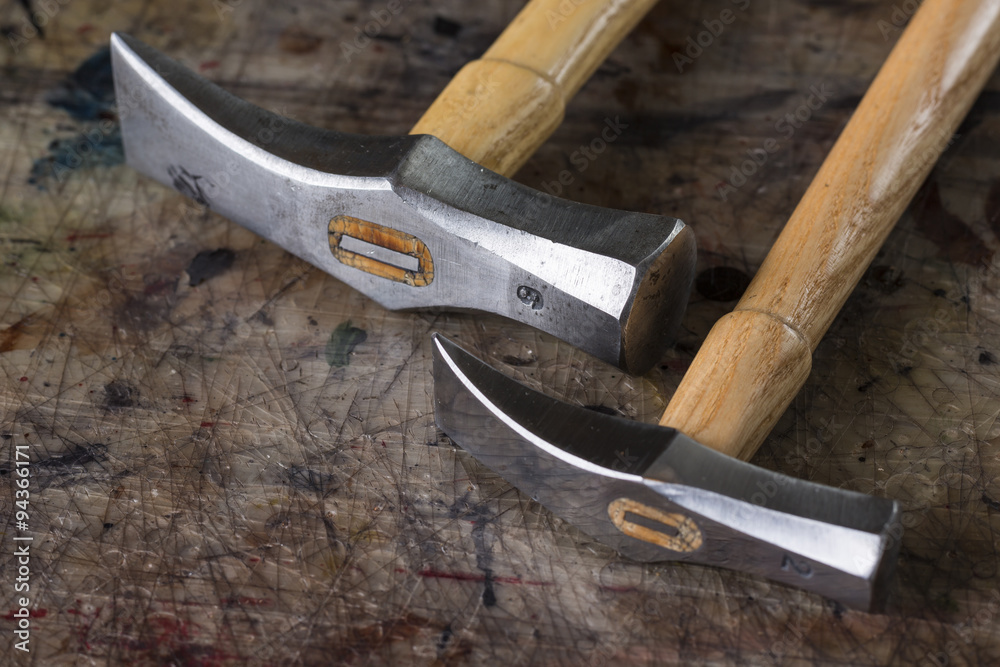 Obraz premium Leather goods craftsman's hammers on a dirty work bench