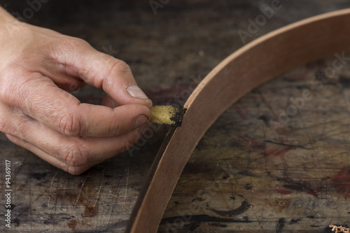 Process of making a leather belt with a low depth of field, painting the edge