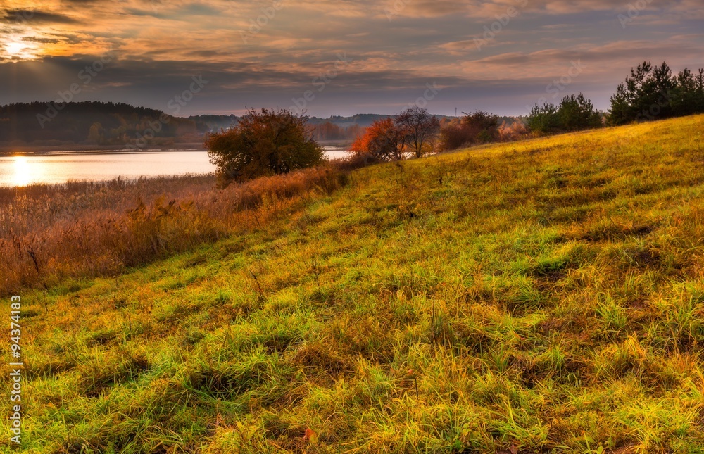 Obraz premium Autumnal landscape with lake and plants with autumnal colors