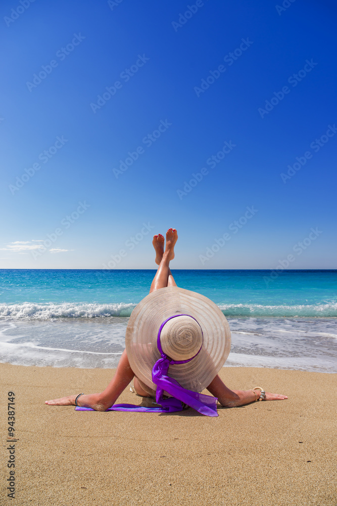 Fototapeta premium girl lies on the beach