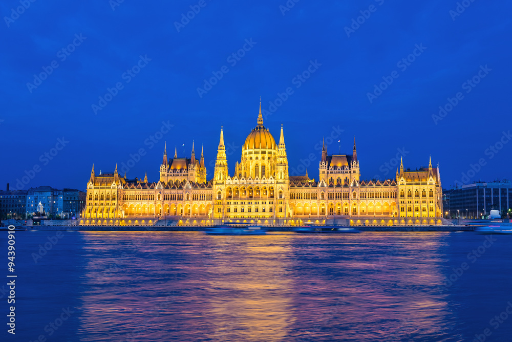 Fototapeta premium Hungarian Parliament at night - Budapest - Hungary