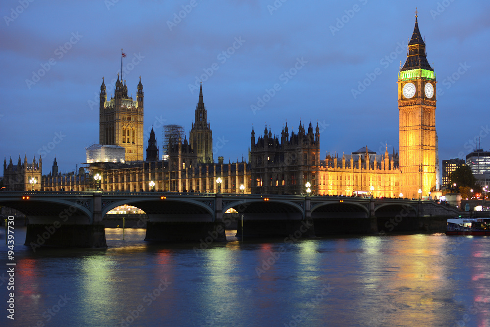 Big Ben und Palace of Westminster in London bei Nacht