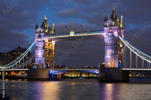 Tower Bridge in London bei Nacht #94398775