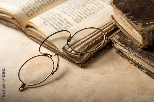 old reader spectacles photo