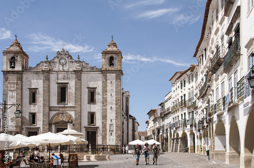 Paseo por las calles de la antigua ciudad portuguesa de évora photo
