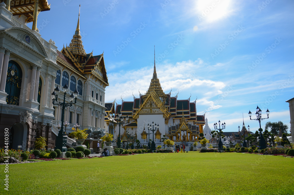 Naklejka premium Grand Palace court and Chakri Maha Prasat building