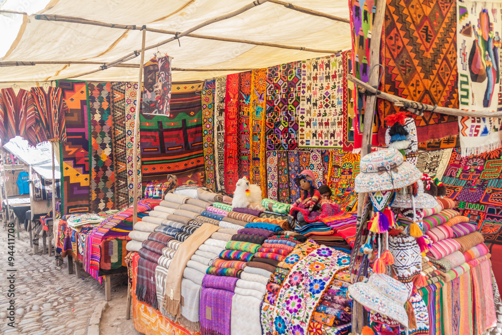 Famous indigenous market in Pisac, Sacred Valley of Incas, Peru. - obrazy, fototapety, plakaty 