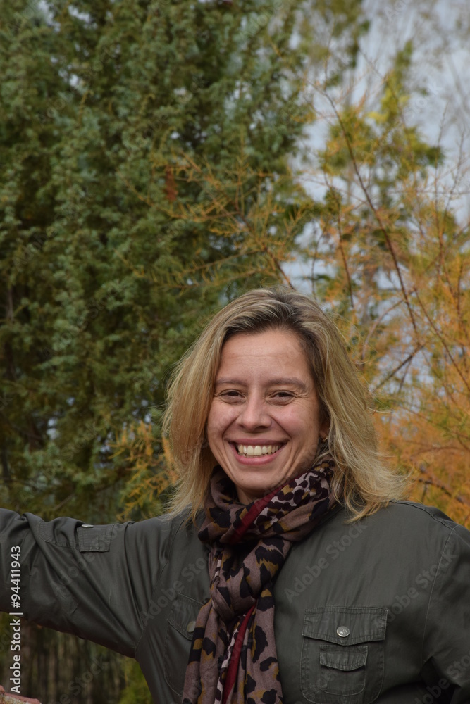 Mujer alegre en otoño Mujer alegre en otoño
