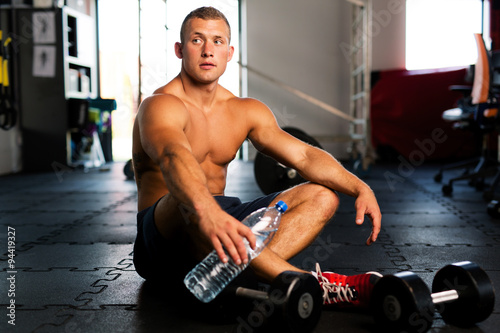 Φωτογραφία Young muscular man resting after gym workout