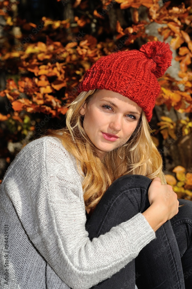 Porträt einer jungen Frau mit Herbstlaub Porträt einer jungen Frau mit Herbstlaub