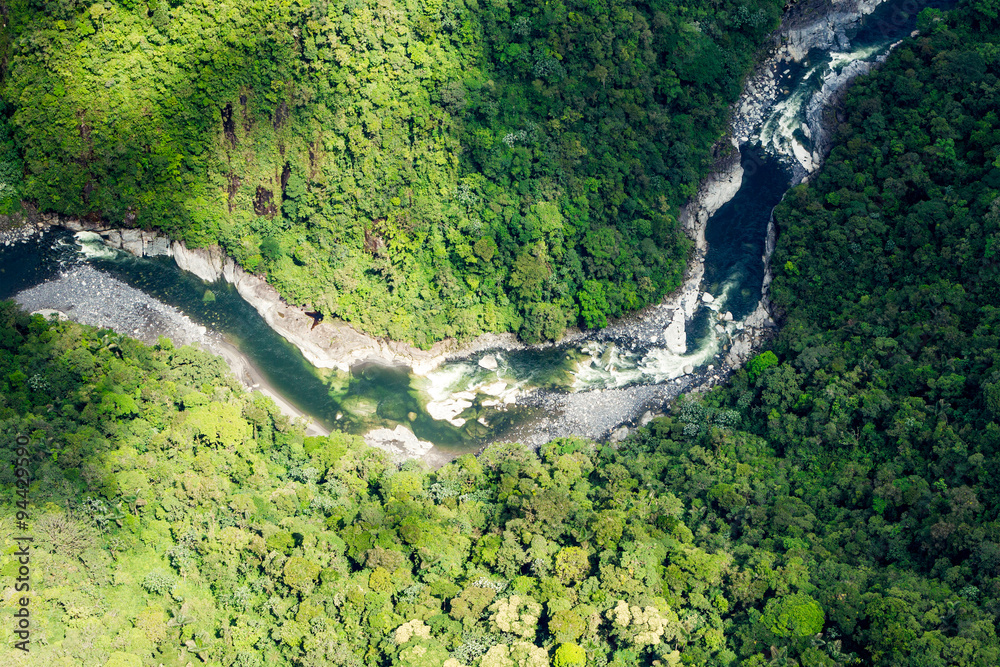 Foto Stock jungle forest aerial amazon from clearing above water ecuadorian  ecuador fly clean green water of pastaza creek in ecuadorian andes  overlooking shot jungle forest aerial amazon from clearing above wa