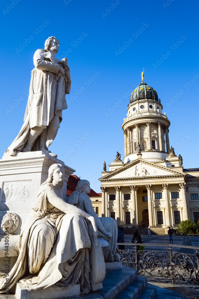 Friedrich Schiller Denkmal vor Franzoesischem Dom, Gendarmenmarkt, Berlin, Deutschland