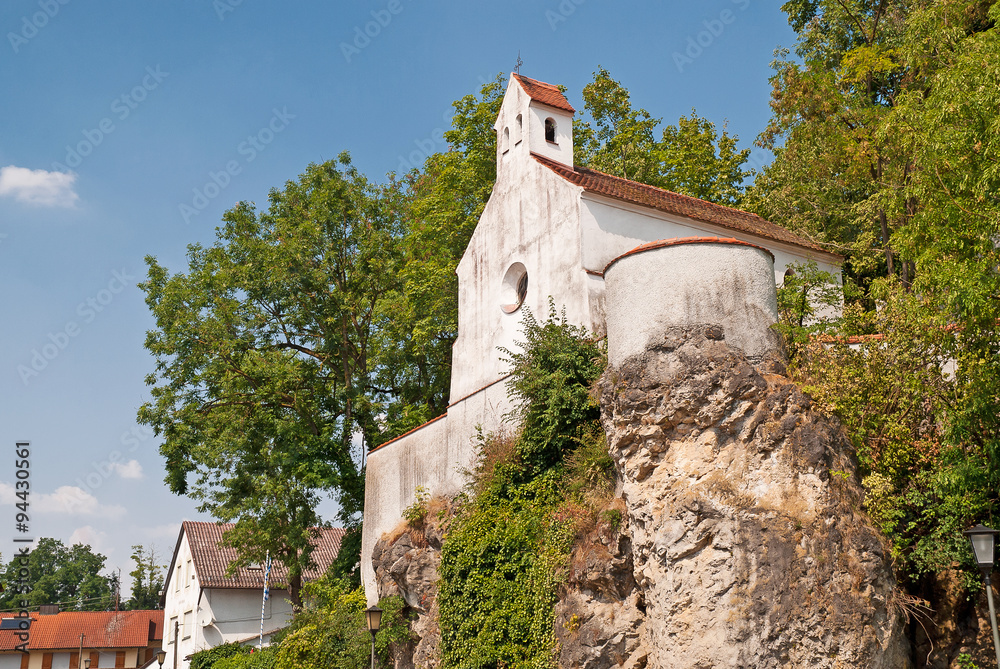 Alte Schlosskapelle in Wackerstein bei Eichsttätt auf einem Felsvorsprung