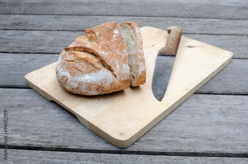 Pain et couteau sur une planche à découper