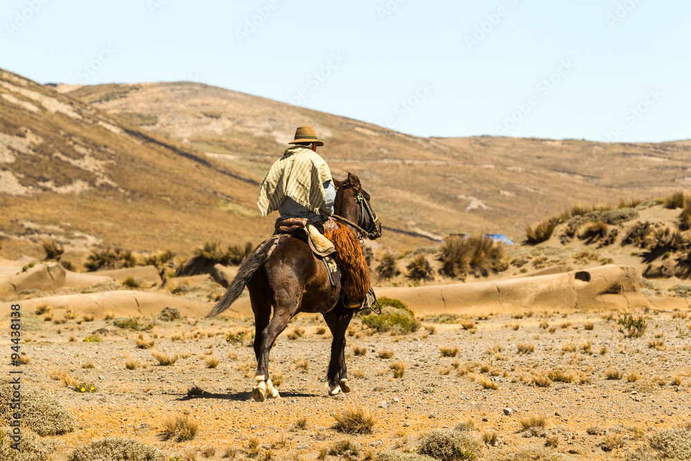 Ecuadorian jockeys and national park rangers unite in Chimborazo, working together to protect nature and preserve the country's rich heritage. Ecuadorian jockeys and national park rangers unite in Chimborazo, working together to protect nature and preserve the country's rich heritage.