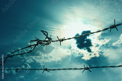 Stacheldraht vor bedrohlichem Himmel