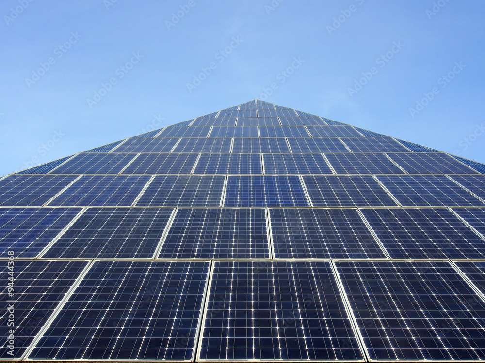 Zukunftsweisend: Spitz zulaufende Solarpanel, Solarenergie Zukunftsweisend: Spitz zulaufende Solarpanel, Solarenergie