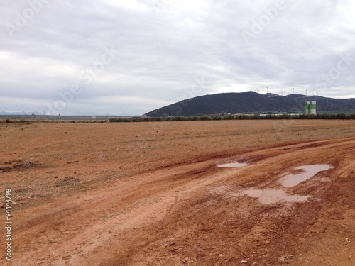 Tierra mojada en un campo de Sierra de Yeguas en malaga