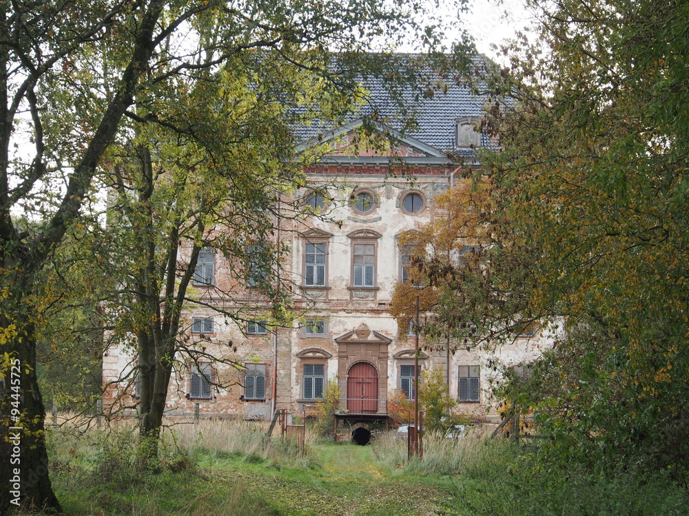 Rossewitz, verfallenes Schloss in Mecklenburg StockFoto Adobe Stock