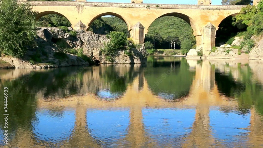 Reflet du Pont du Gard dans l'eau calme du Gardon Reflet du Pont du Gard dans l'eau calme du Gardon