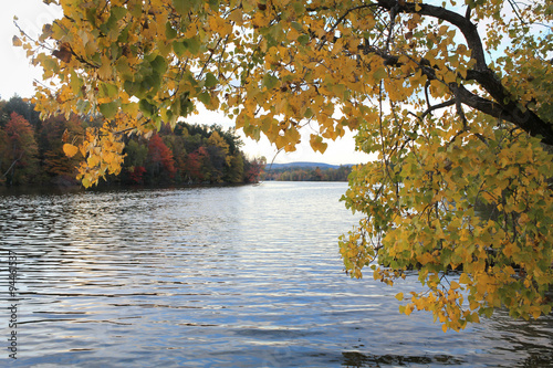 Fototapeta Naklejka Na Ścianę i Meble -  Fall colors by the lake