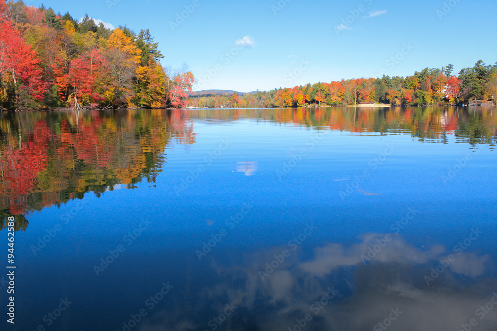 Fototapeta premium Fall colors reflected on the lake