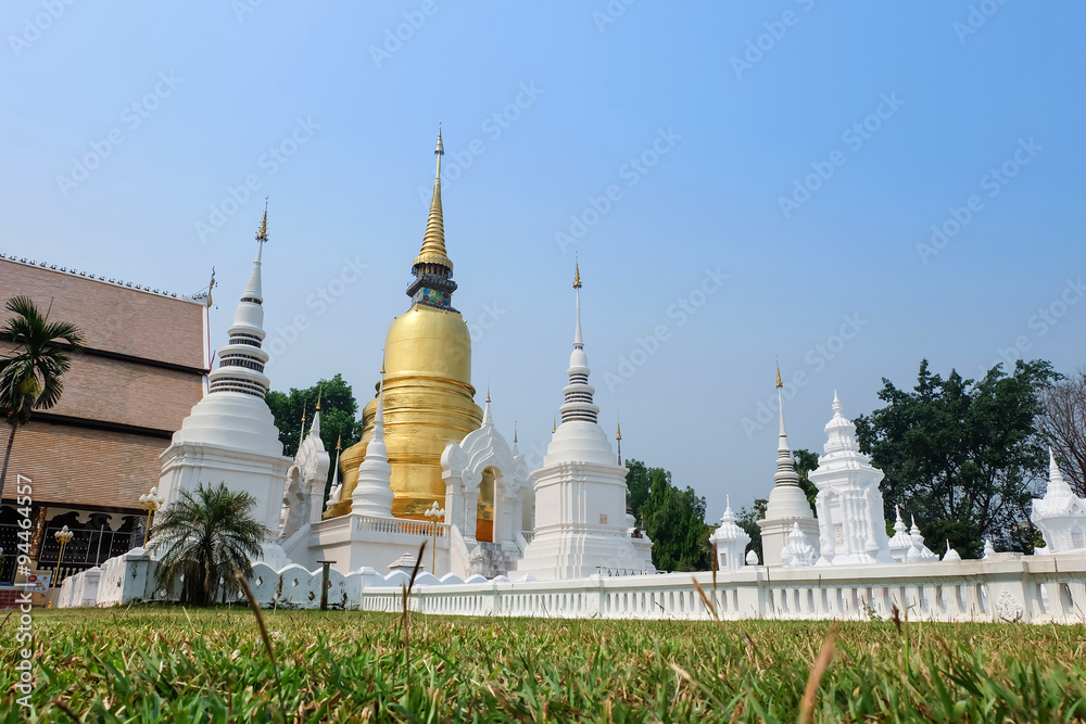 Naklejka premium golden pagoda in wat suan dok temple, chiang mai, thailand