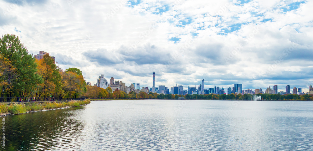 Fototapeta premium Panorama of a Central Park Autumn day and buildings in midtown Manhattan