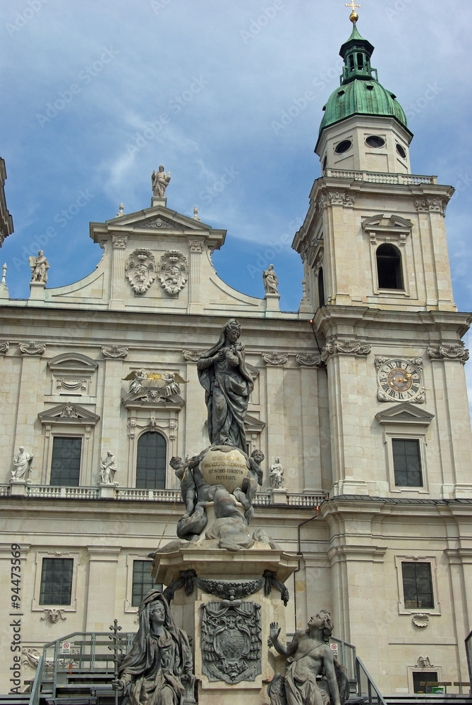 Salzbourg, colonne de la Vierge devant la cathédrale, Autriche