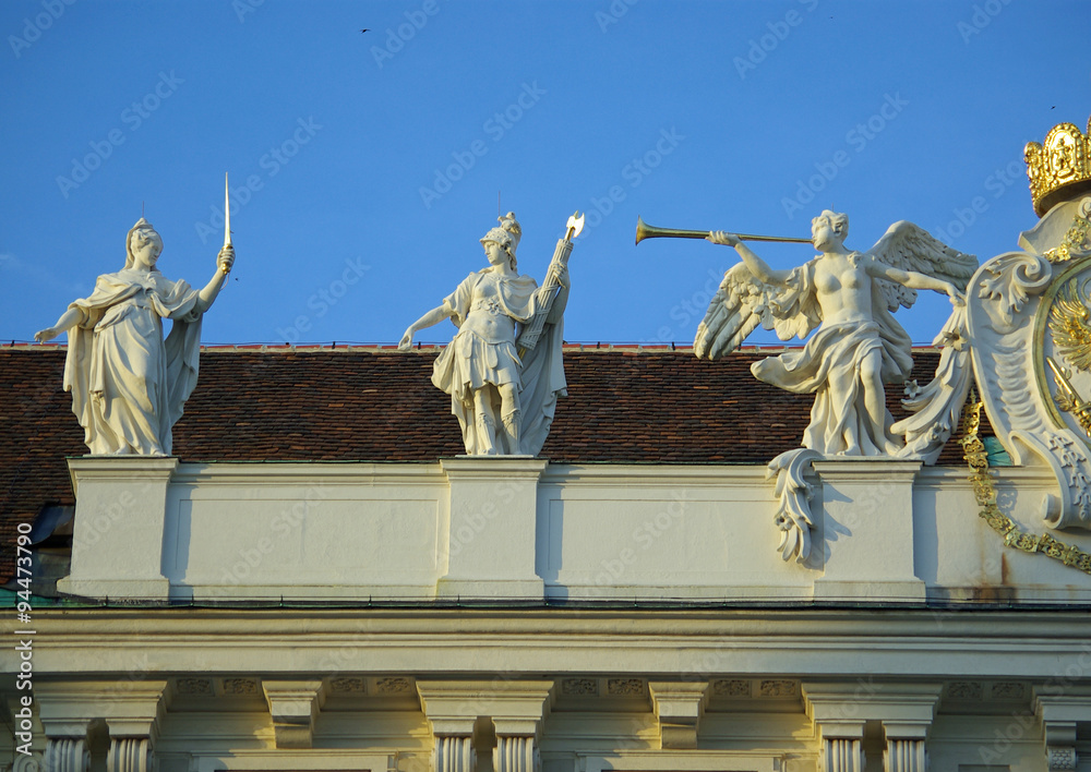 Obraz premium Vienne, statues sur les toits du palais de la Hofburg, Autriche