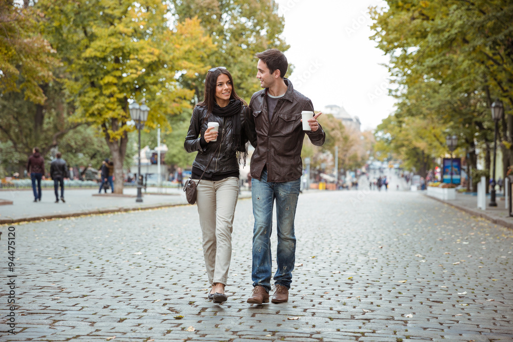 Obraz premium Smiling couple walking outdoors