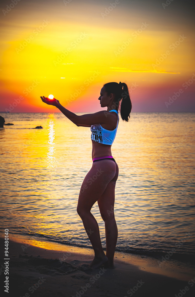  holding sun in hands