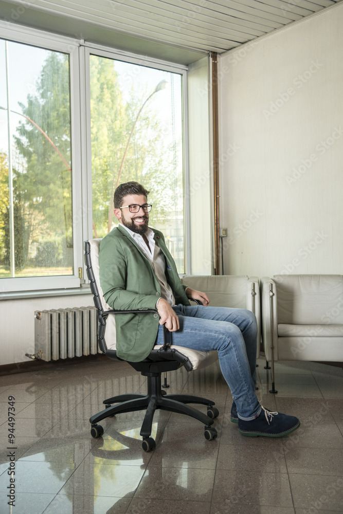 manager sorridente sulla sua poltrona manager sorridente sulla sua poltrona