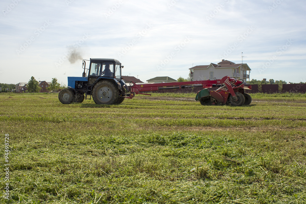 Obraz premium A tractor being used to cut grass