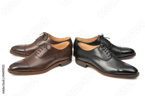 男性用の黒と茶色の革靴