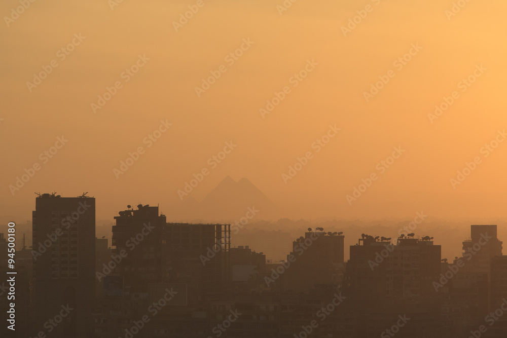エジプト、カイロの夕焼けとピラミッド
