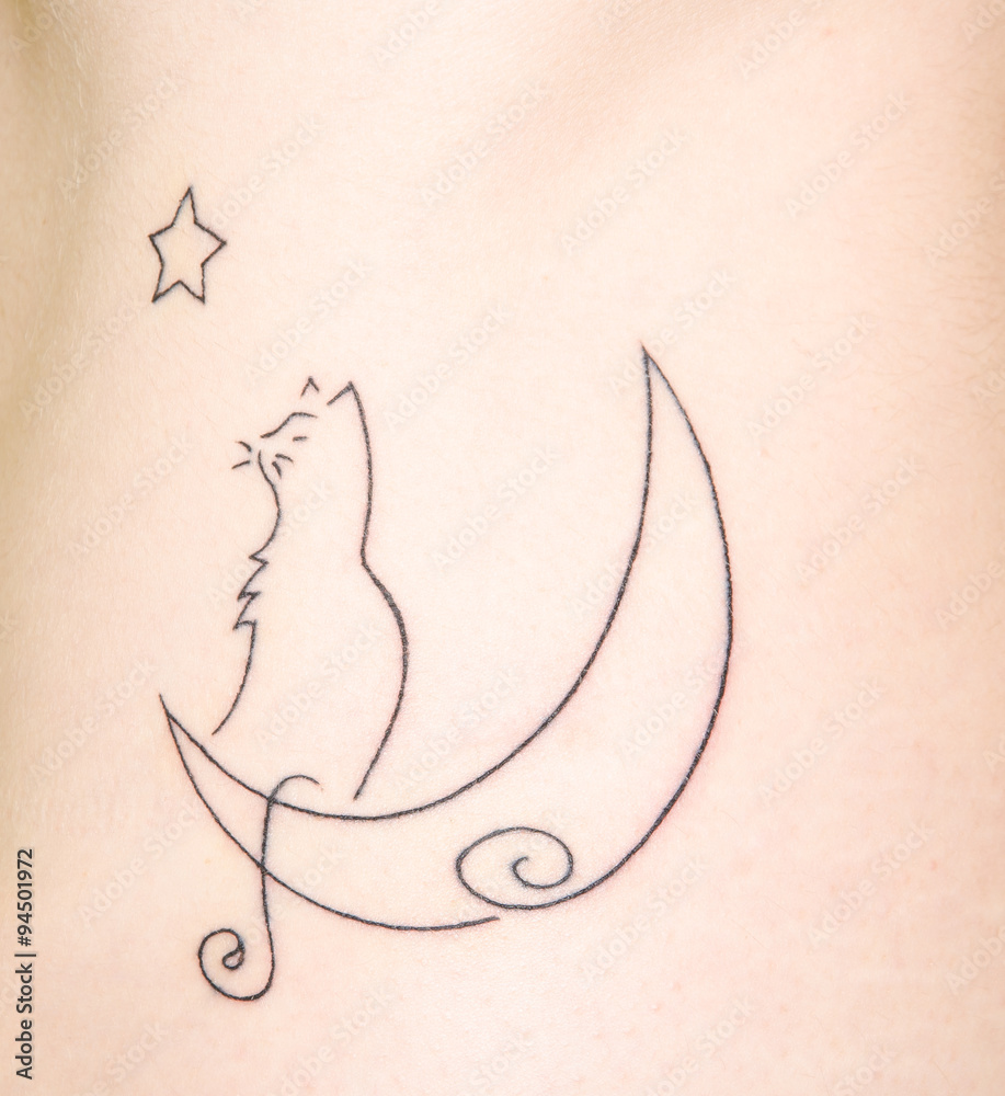 Tatuaggio di un gatto sulla luna Stock Photo | Adobe Stock