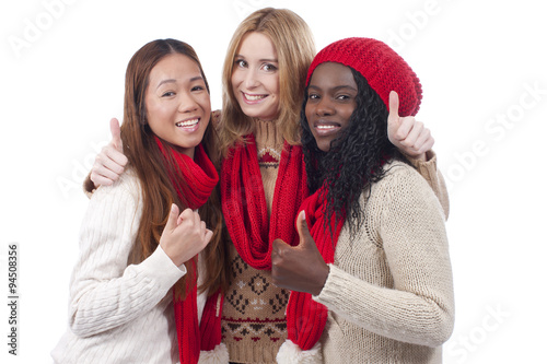 Drei Frauen im winterpullover haben Spaß  zusammen photo