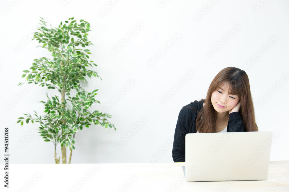 机でパソコン (観葉植物)