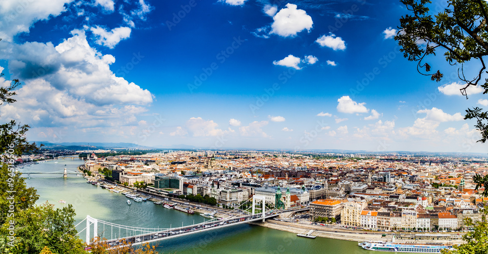 Obraz premium The Danube River runs through Budapest