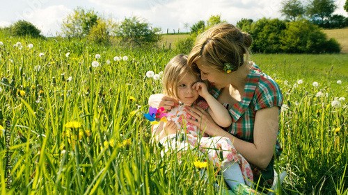 Tableau sur toile Die Mutter tröstet ihre Tochter auf einer Frühlingswiese - Teil 4